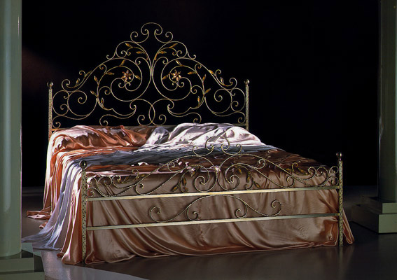 Un letto in ferro battuto